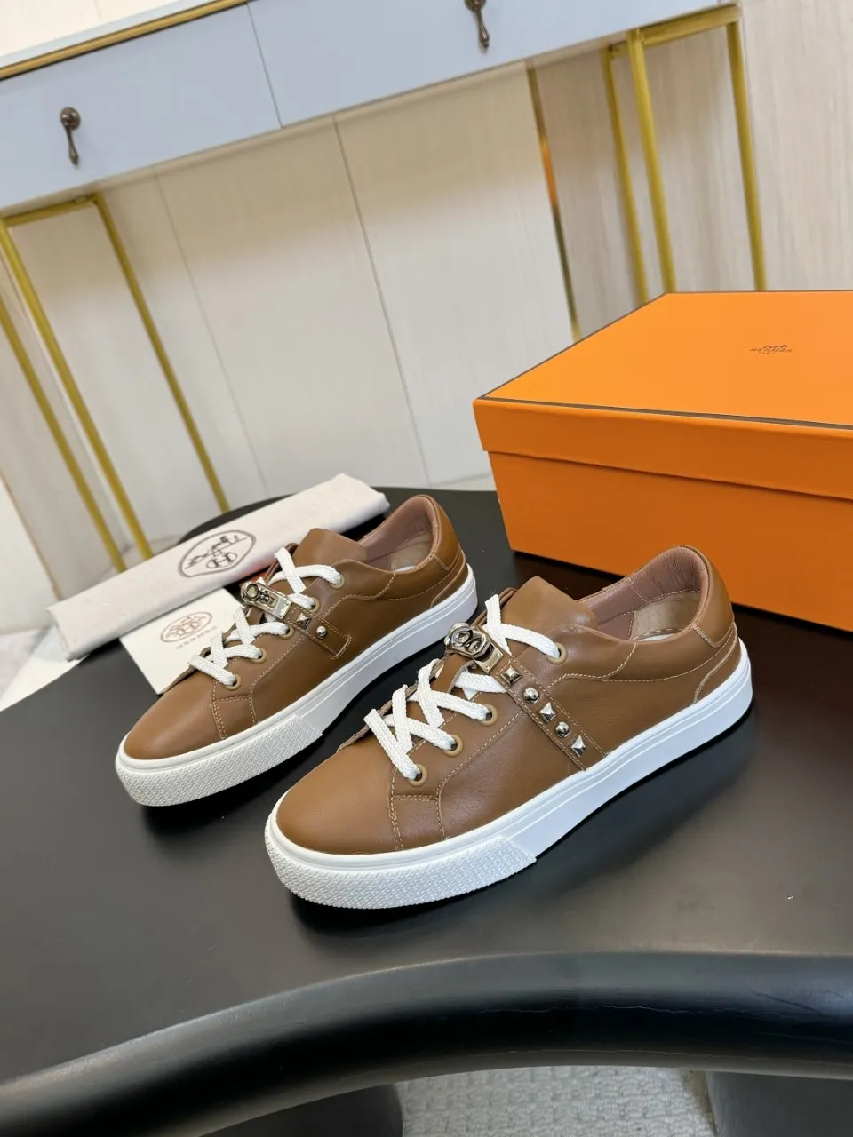 Men's Men's Shoes💰620❤️❤️❤️HERMES 2021 latest Kelly buckle white sneakers are online! The highest version on the market! Purchasing level quality! The H family rarely produces flat casual shoes, and they are styled with classic palladium-plated Kelly shoe buckles! Create a fashionable urban look that perfectly embodies the noble and elegant style of Hermès! Material selection: Fabric imported cowhide, lining + foot pads imported sheepskin, original molded TPU outsole, heavy gold molded kelly buckle full of texture Size: Female: 35-41 (41 is not returnable) Male: 39-45 (45 is not returnable)